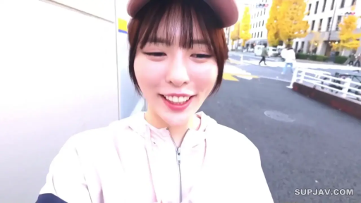 顔のクローズアップ · 甜美微笑 · 正面に立って · 城市街道 · 粉色运动外套 · 户外漫步