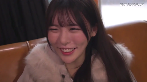 分腿 · Medium shot · Sofa · 抱枕 · Fur-collar coat · 开怀大笑 · 戏耍