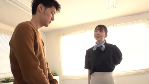 交谈 · 办公室 · 站立 · 中景 · 微笑 · 职业装 · 职场 · 百叶窗