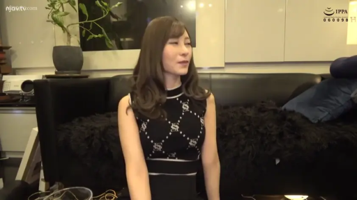 室内 · 专注 · 站姿 · 上半身特写 · 白板 · 白色运动T恤 · 抓捏胸部 · 体育服题材