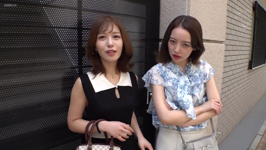 站立 · 自然 · 半身 · 手提包 · 谈话 · 休闲服饰 · 双人 · 户外街道