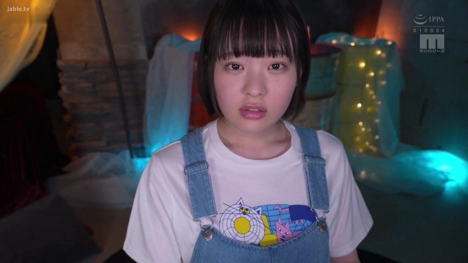 Half-body close-up · Indoor studio · 白色印花T恤配牛仔背带裤