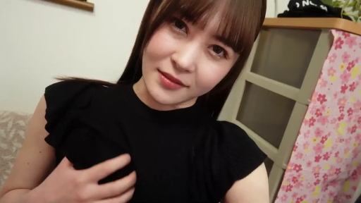 坐姿 · 卧室 · 面部特写 · 抚摸胸部 · 诱惑 · 长发 · 黑色短袖