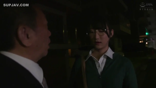 眼镜 · 中景 · 站立对峙 · 绿色毛衣 · 严肃表情 · 言语交谈 · 户外夜间