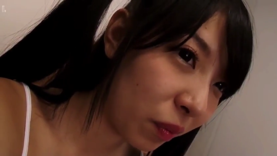 室内 · 脸部特写 · 白色吊带