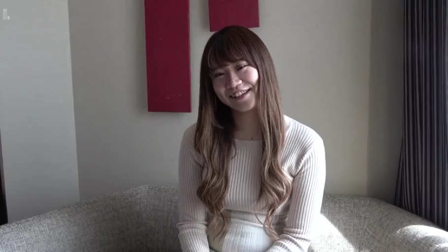 Indoor · Sitting Posture · Smile · Half-body · Eye contact · Sweater · 长发