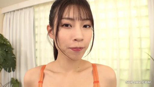 室内 · 运动背心 · 盆栽 · 面部特写 · 凝视 · 无表情 · 正对面镜头 · 高马尾