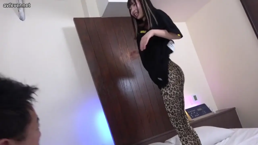 全景 · 微笑 · 床 · 酒店房間 · 日本AV · 嬉鬧 · 豹纹长裤 · 站在床上