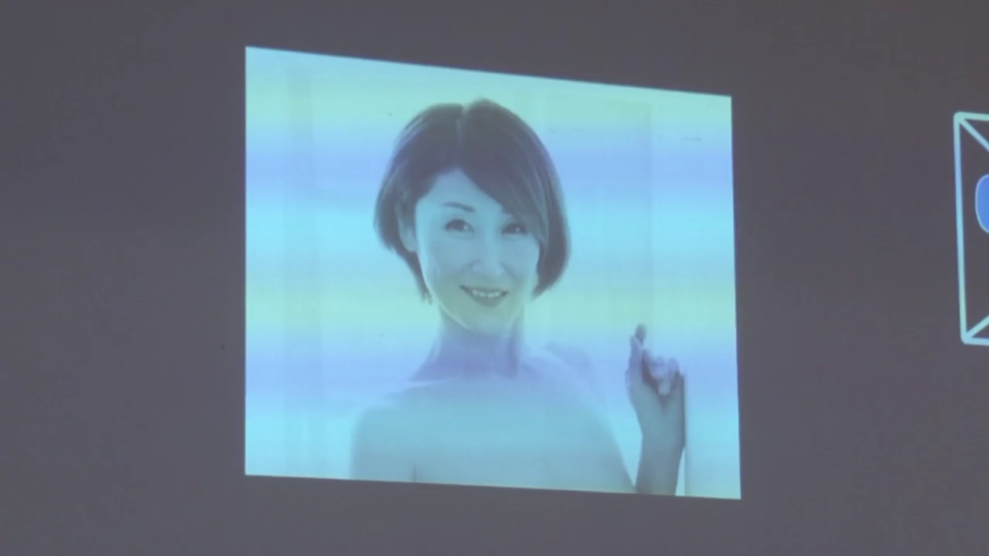 室内 · 微笑 · 面部特写 · 拍摄 · 露肩装 · 侧头 · 投影效果