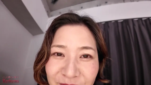 室内 · 脸部 · 微笑 · 近景 · 愉快 · 正对镜头