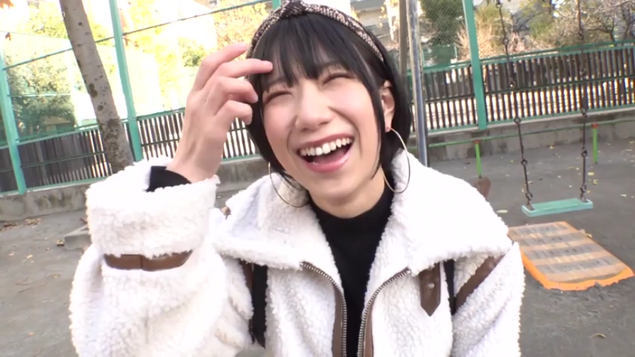 半身特写 · 短发 · 开怀大笑 · 身体前倾 · 整理头发 · 户外公园 · 背景秋千 · 白色羊羔绒外套