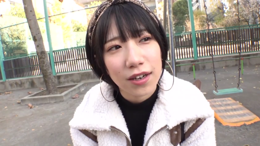 臉部特寫 · 休閒裝 · 短发 · 正面坐姿 · 户外公园 · 自然表情 · 秋千 · 对话中