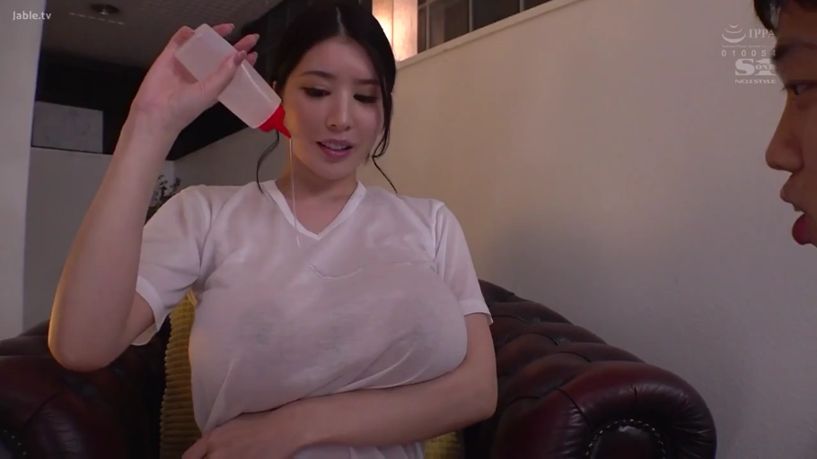 室内 · 坐姿 · 胸部特写 · 微笑 · 塑料瓶 · 湿身白T恤 · 男伴侧脸 · 倒液体