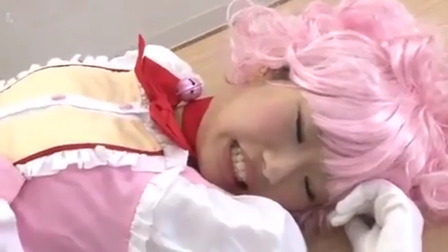 室内 · 面部特写 · 躺姿 · 角色扮演服