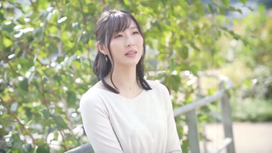 公园 · 白色长袖上衣
