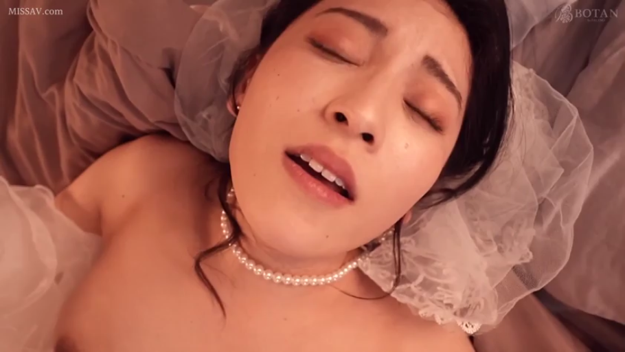 脸部特写 · 陶醉 · 性爱 · 仰卧 · 床上 · 婚纱