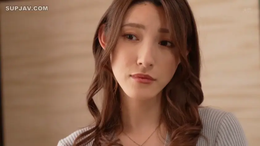 室内 · 忧郁 · 站立 · 项链 · 面部特写 · 凝视 · 日常 · 灰色毛衣