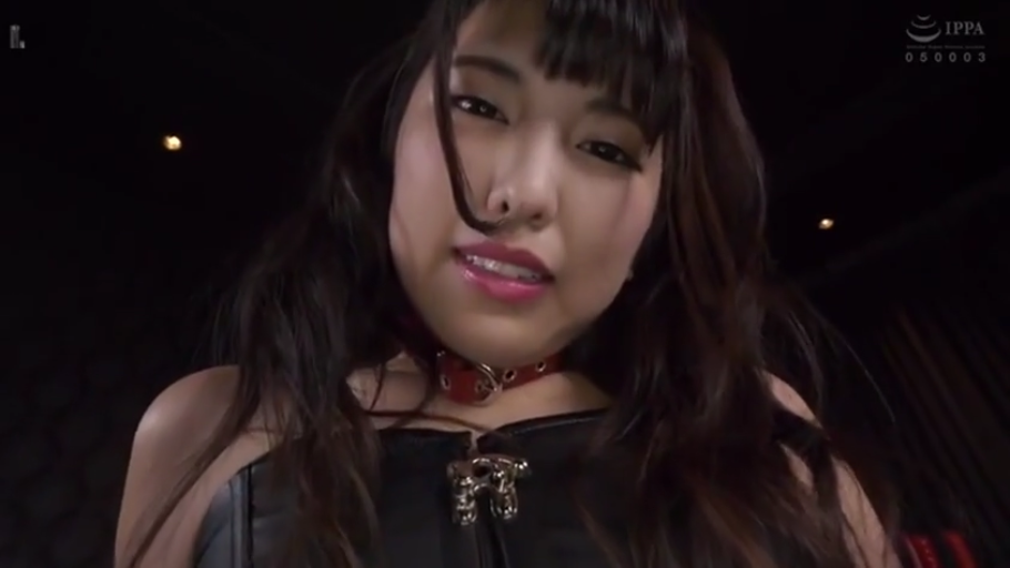 室内 · 面部特写 · 黑色紧身衣