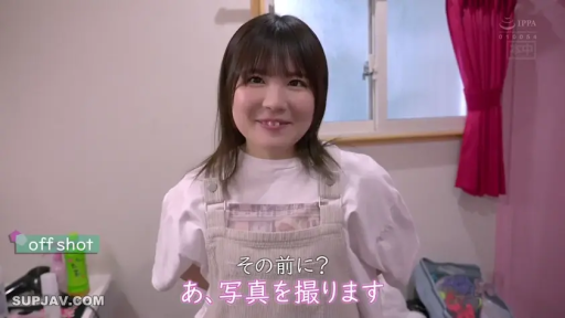 胸部 · 全裸 · 卧室 · 陶醉 · 仰卧 · 昏暗灯光 · 抚摸