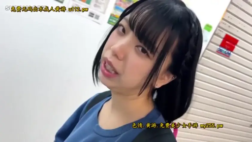 面部特写 · 室内走廊 · 蓝色长袖卫衣