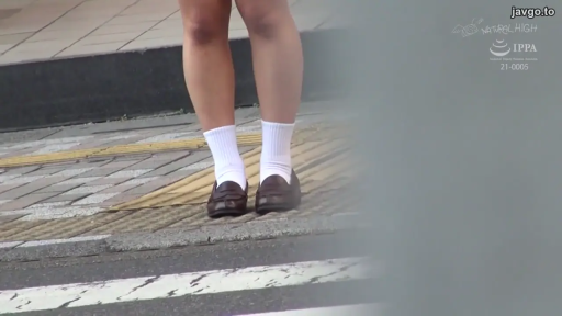 站立 · 屋外 · 白い靴下 · 無表情 · 脚部のクローズアップ · 无行为 · 盲道