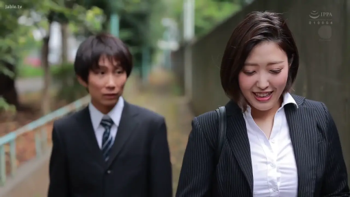 忧郁 · 字幕 · 中景 · 站姿 · 职业装 · 手提包 · 行走 · 室外