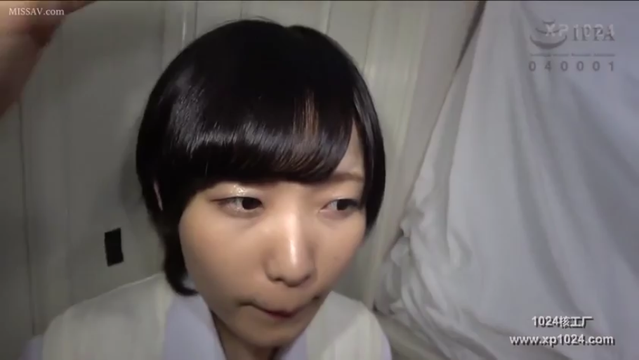 室内 · 校服 · 对视 · 平淡 · 短发 · 头部特写 · 正面站立