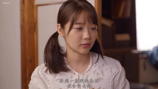 室内 · 站姿 · 面部特写 · 凝视 · 双马尾 · 担忧 · 白色镂空上衣