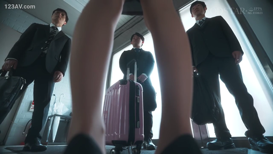 室内 · 单人 · 站立 · 平静 · 面部特写 · 西装外套 · 单肩包 · 观望