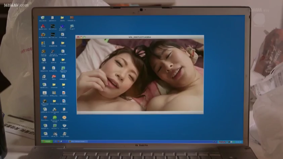 Close-up of the face · Bedroom · Hazy · Facing the camera · Supine · Nude · Laptop · 双人