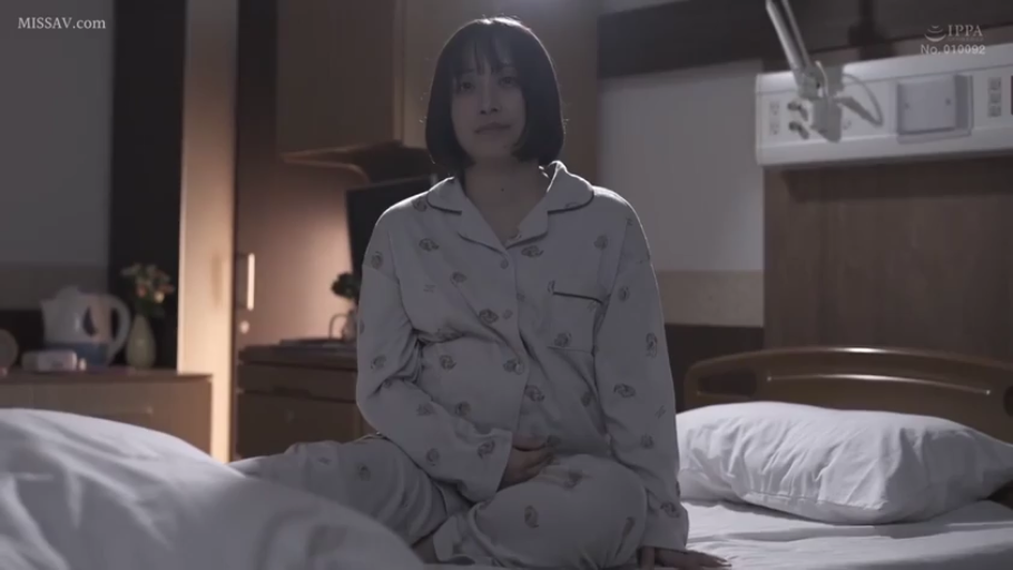 座り姿勢 · 病床 · 微笑 · 半身 · 病院の病室 · 睡衣 · 孕妇 · 手抚摸腹部