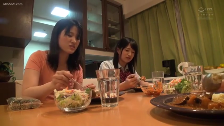 座り姿勢 · 中景 · 自然 · 学生服 · 餐厅 · 食事 · 餐具 · 生活化