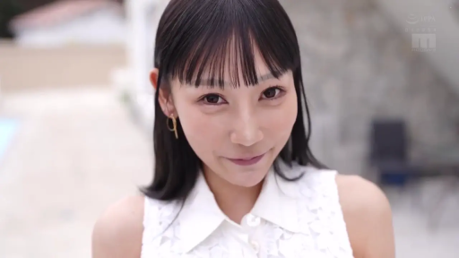 脸部特写 · 站立 · 户外 · 白色无袖上衣 · 耳坠 · 凝视镜头 · 柔和微笑 · 齐刘海黑发