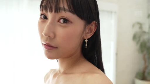 室内 · 胸部 · 全裸 · 展示 · 柔光 · 侧立