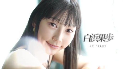 室内 · 字幕 · 微笑 · 面部特写 · 注视镜头 · 正面 · 裸肩