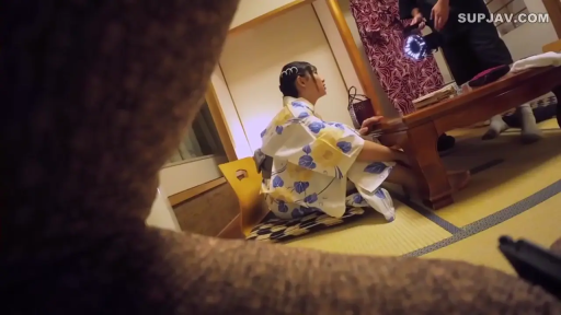 全身 · 跪坐 · 平静 · 畳 · 注視 · 浴衣 · 日式房间 · 矮桌