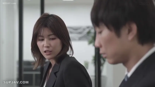 座り姿勢 · 面部 · 办公室 · ビジネススーツ · 认真 · 横顔 · 职场讨论