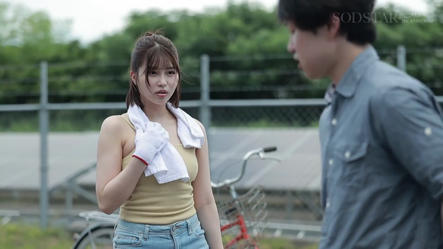 严肃 · 站立 · 对视 · 上半身 · 户外 · 自行车 · 非色情场景 · 黄色背心与牛仔裤