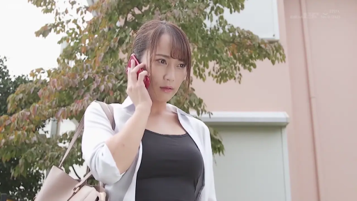 严肃 · 站立 · 白色衬衫 · 半身 · 手机 · 户外 · 打电话 · 淑女