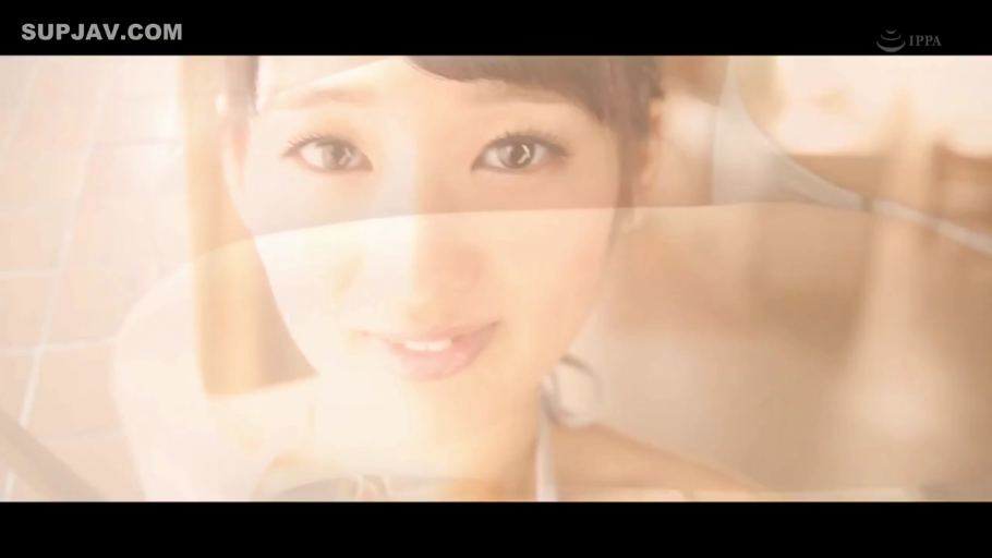 脸部特写 · 浴室 · 凝视 · 正面 · 柔焦 · 诱惑微笑 · 白色泳装