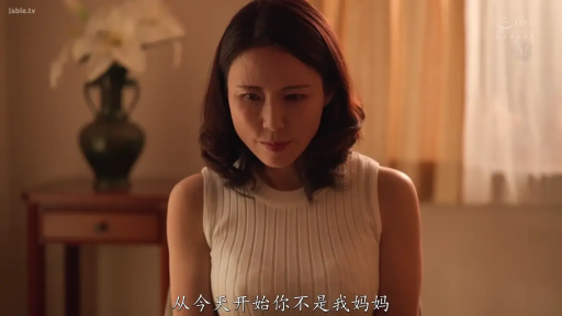 卧室 · 昏暗灯光 · 手机 · 全身特写 · 蕾丝吊带睡裙 · 玩手机 · 床边坐姿 · 沉静表情
