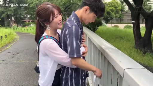 Medium shot · Casual apparel · 搂抱 · Couple · 喜悦 · 雨伞 · 户外桥梁 · 后方拥抱