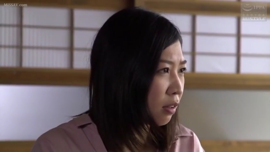 坐姿 · 面部特写 · 注视 · 亚洲女性 · 粉色衬衫 · 室内日式房间 · 惊讶疑惑