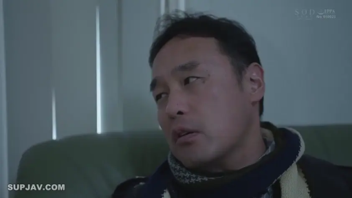 室内 · 坐姿 · 严肃 · 脸部特写 · 凝视 · 围巾 · 中年男性