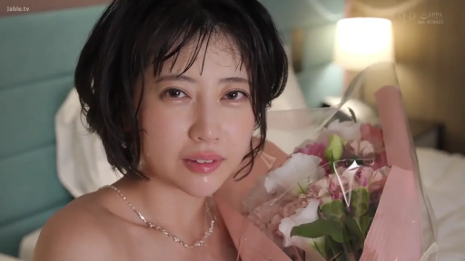 寝室 · 微笑 · ネックレス · 顔のクローズアップ · 裸体 · 横座り · 持花 · 花束