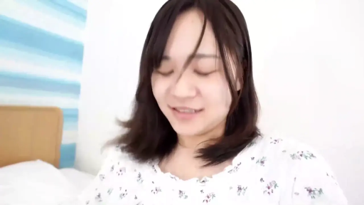 坐姿 · 臥室 · 微笑 · 床 · 面部特寫 · 长发 · 俯视 · 碎花睡衣