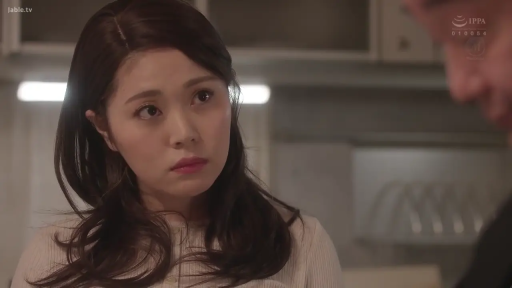 室内 · 面部 · 站立 · 凝视 · 浅色针织衫 · 影视剧照 · 忧心