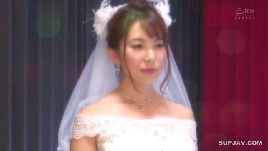 室内 · 站姿 · 面部特写 · 温柔 · 静态 · 婚纱 · 头纱 · 柔焦