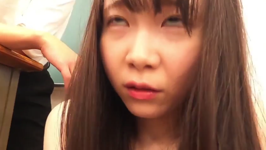 室内 · 坐姿 · 脸部特写 · 课桌 · 制服 · 长发 · 挑逗 · 阿嘿颜