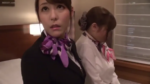 站立 · ホテルルーム · 近景 · 忧虑 · 二人 · 观望 · マフラー · 空姐制服